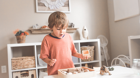 Montessori gyerekszoba tele készségfejlesztő játékokkal