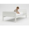 Egy gyerek a Country Junior Bed fehér gyerekágyon [aap]