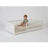 Egy gyerek a fehér Smooth Monty Bed montessori ágyon [aap]